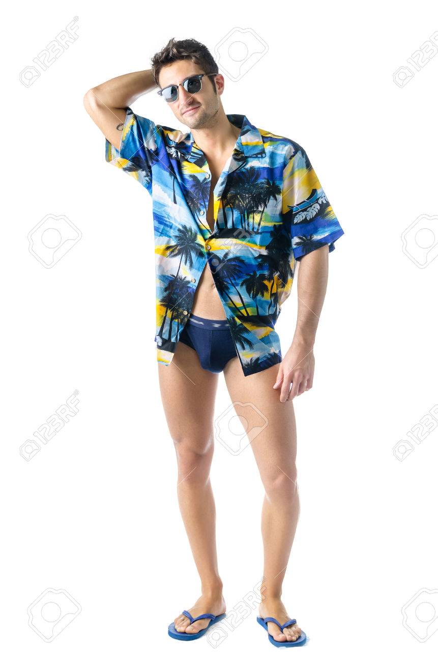 Immagini Stock - Attraente, Muscoloso Giovane Uomo Sorridente, Con Indosso  Camicia Aperta Stile Hawaiano, Vestito Di Nuoto E Occhiali Da Sole. Figura  Completa Colpo. Image 42668577