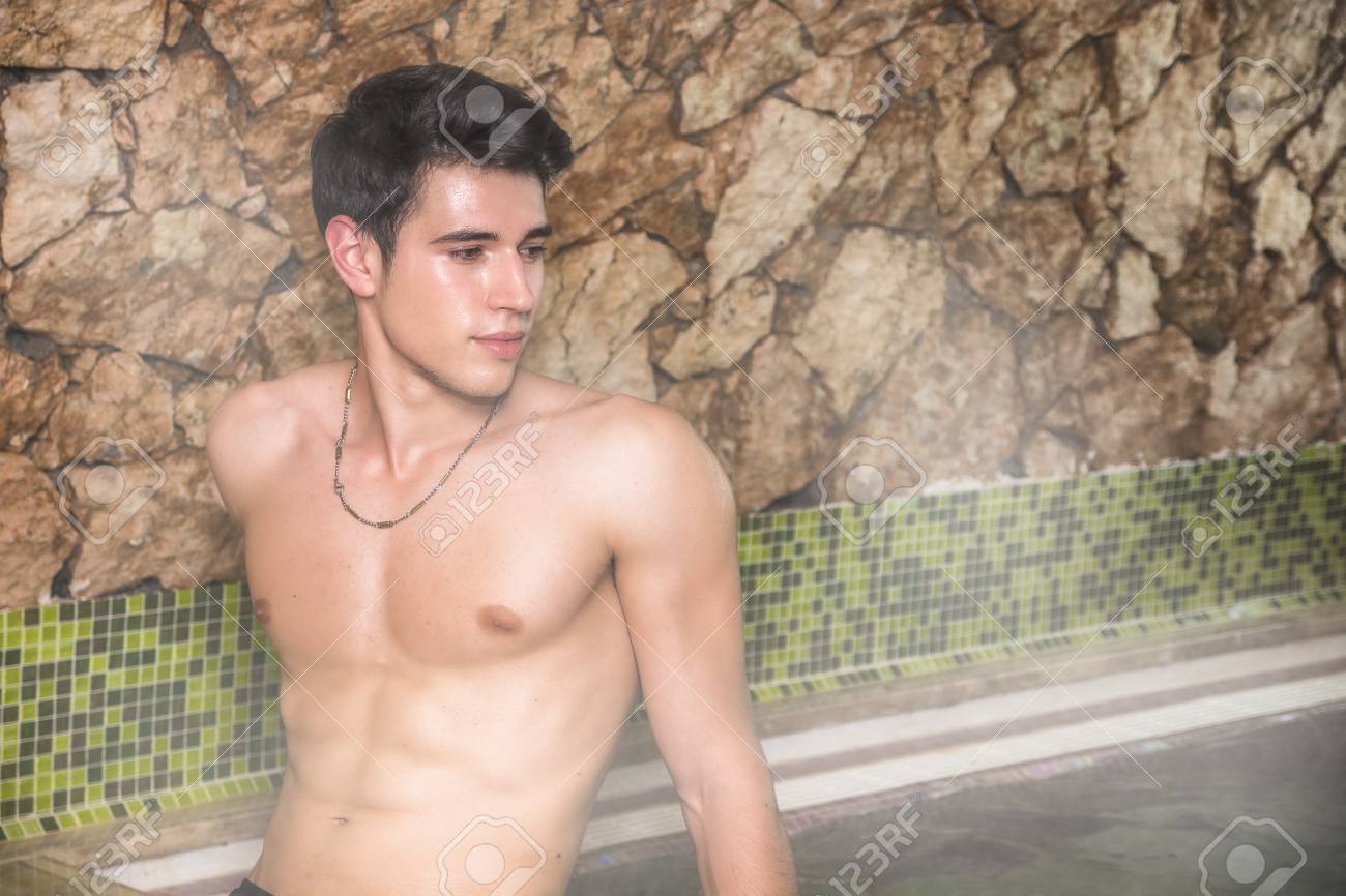 turkish boy nude 若い男が上半身裸でリラックスしてカメラ見つめて誘惑スチーム サウナ - トルコ式バス - 発汗の写真素材・画像素材 Image 43272322