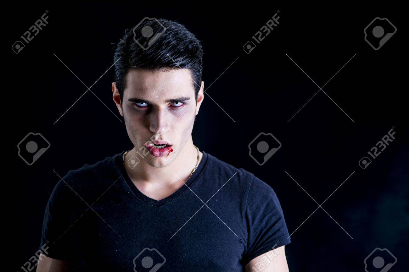 оскал мужчины. наколка оскал. тату на шее мужские лев. злой взгляд. улыбающийся человек.