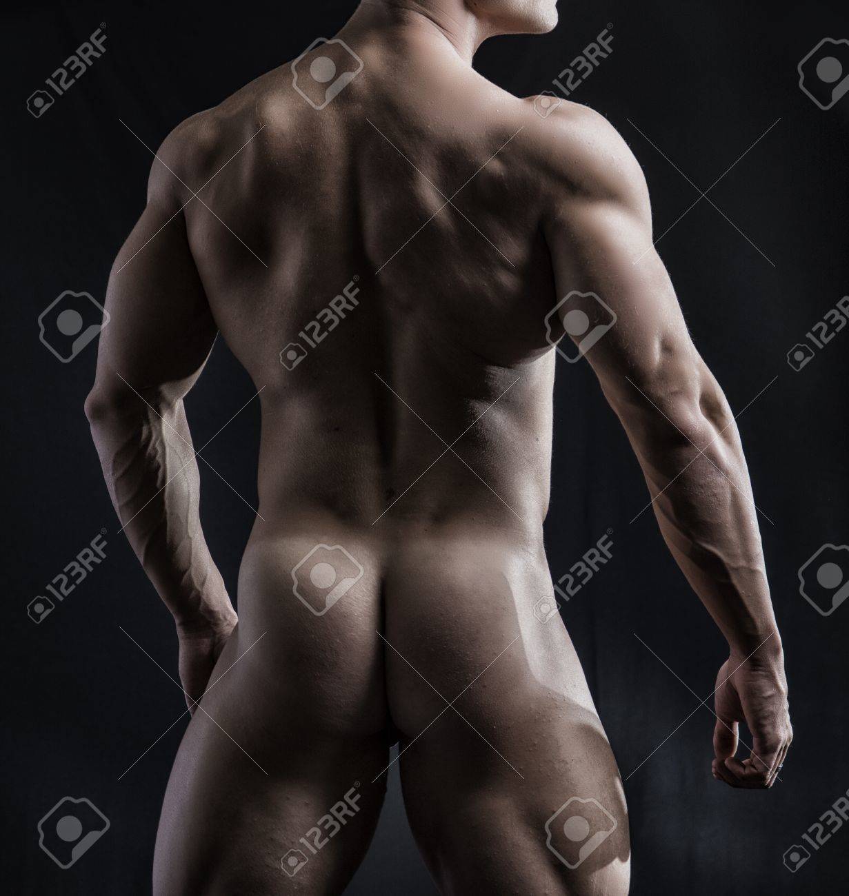 裸 男性 尻 背中に直面して、お尻とリアの暗い背景を公開するフィットの完全に裸男の体。の写真素材・画像素材 Image 45955274