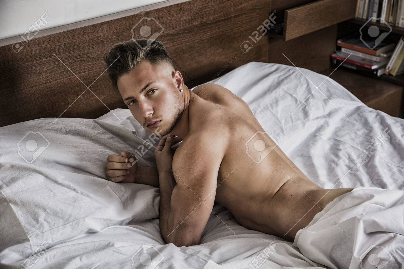 Völlig Nackt Sexy Junger Mann Mit Muskulösen Körper Auf Dem Bett Blick In  Die Kamera Lizenzfreie Fotos, Bilder und Stock Fotografie. Image 57877201.