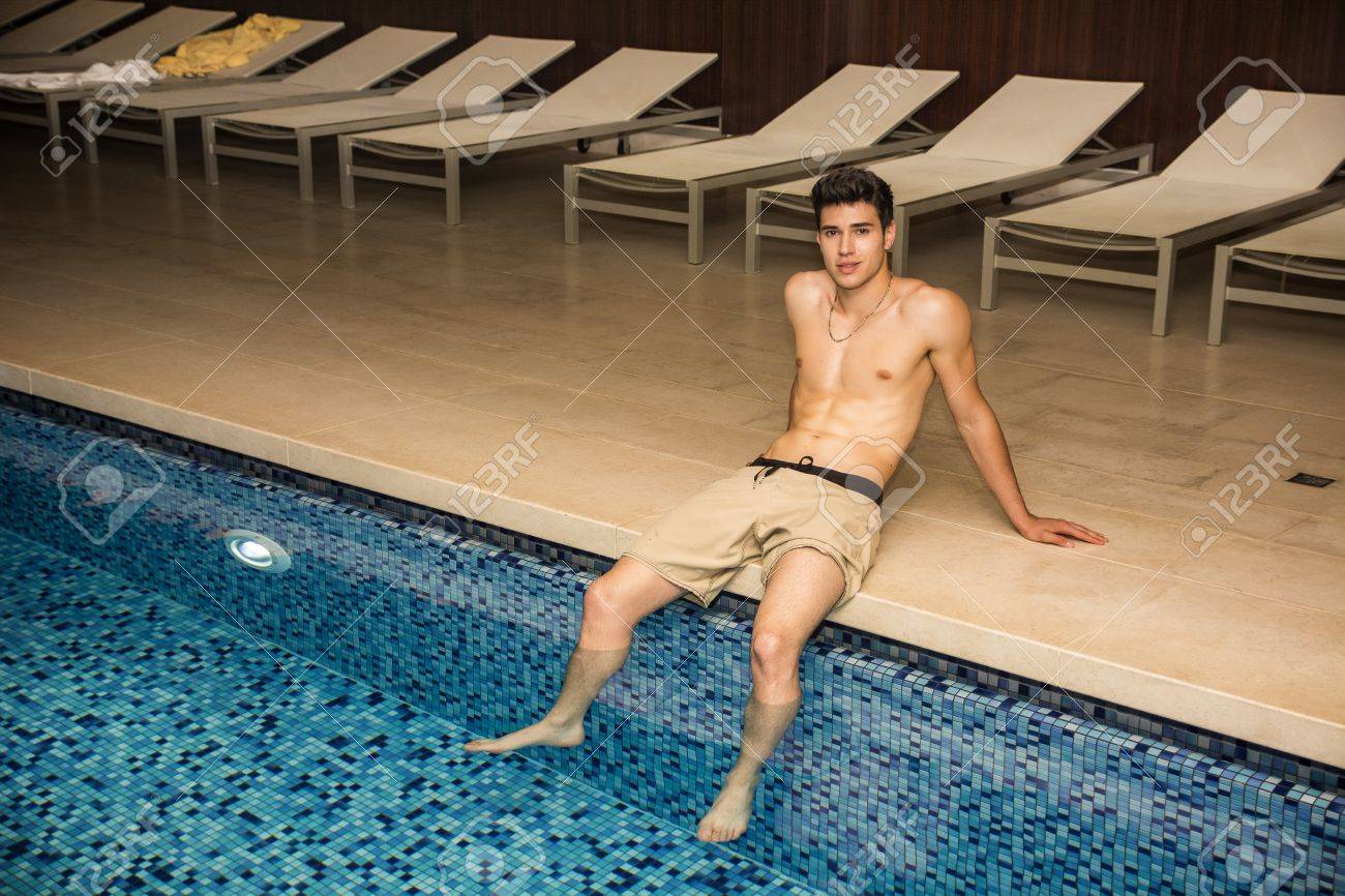 Herrliche Shirtless Junge Athletische Mann Sitzt Auf Dem Rand Des Swimming Pool Wahrend Mit Dem Rucken Gegen Seine Arme Und Beugte Sich In Die Ferne Suchen Lizenzfreie Fotos Bilder Und Stock Fotografie Image