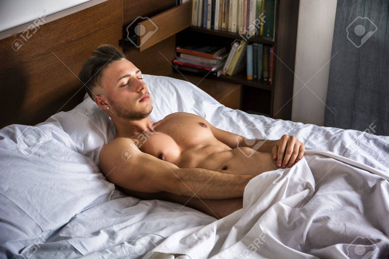 homme nu dans le lit - toklosvido.by.