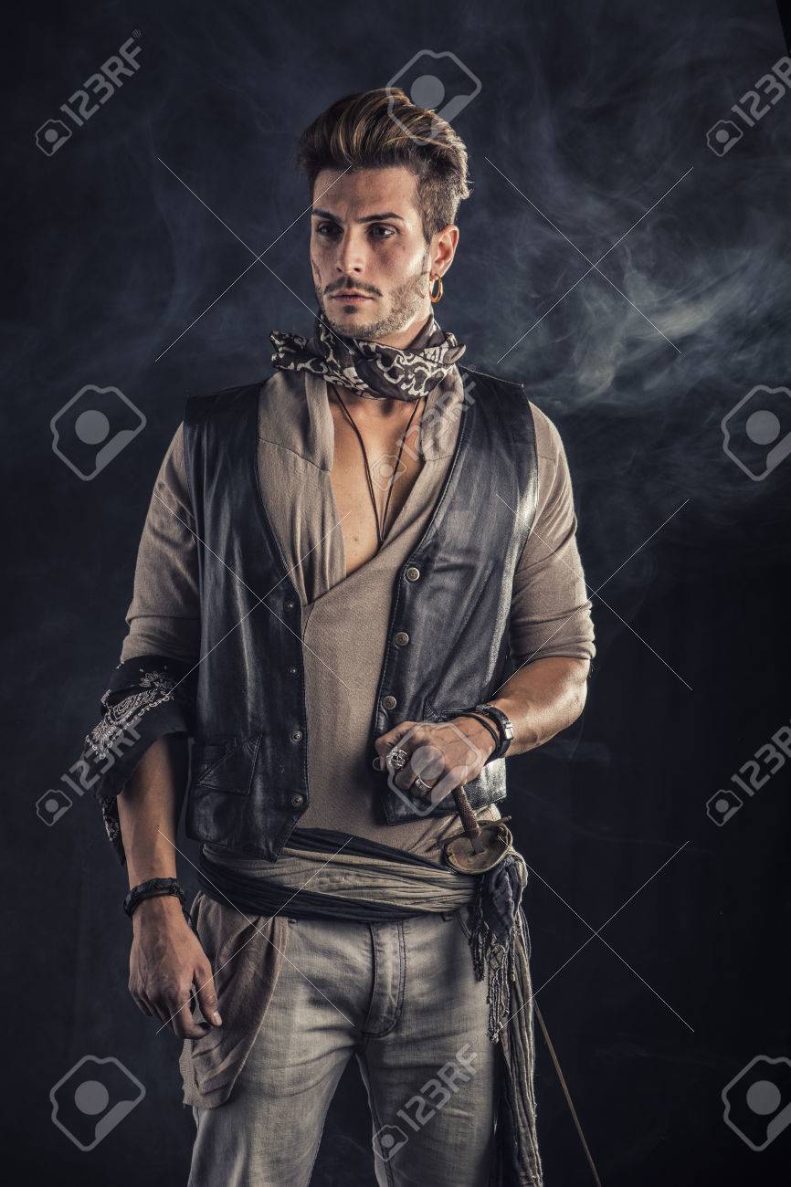 灰色の背景に海賊ファッション衣装で良い探している若い男 スタジオでキャプチャされます の写真素材 画像素材 Image 灰色の背景に海賊ファッション衣装で良い探している若い男 スタジオでキャプチャされます の写真素材 画像素材 Image