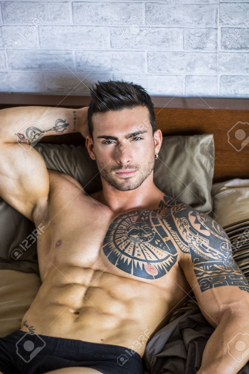Desnudo Muscular Sexy Modelo Masculino Acostado Solo En Su Cama En Su  Dormitorio, Mirando La Cámara Con Una Actitud Seductora Fotos, retratos,  imágenes y fotografía de archivo libres de derecho. Image 82448742