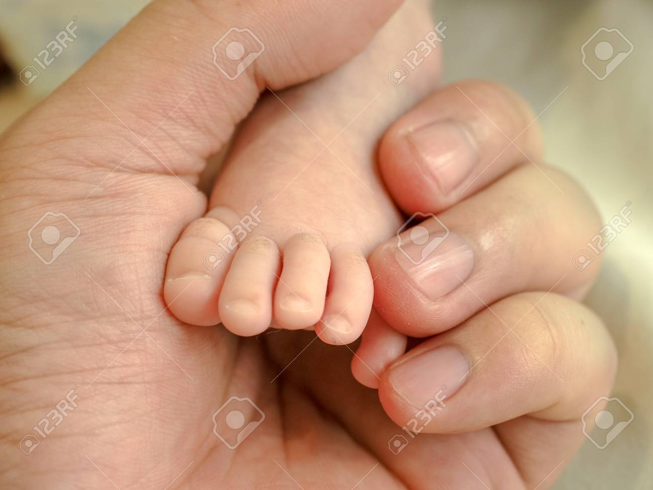ふわふわの白い毛布のクローズ アップの生まれたばかりの赤ちゃんの折られた足 の写真素材 画像素材 Image ふわふわの白い毛布のクローズ アップの生まれたばかりの赤ちゃんの折られた足 の写真素材 画像素材 Image