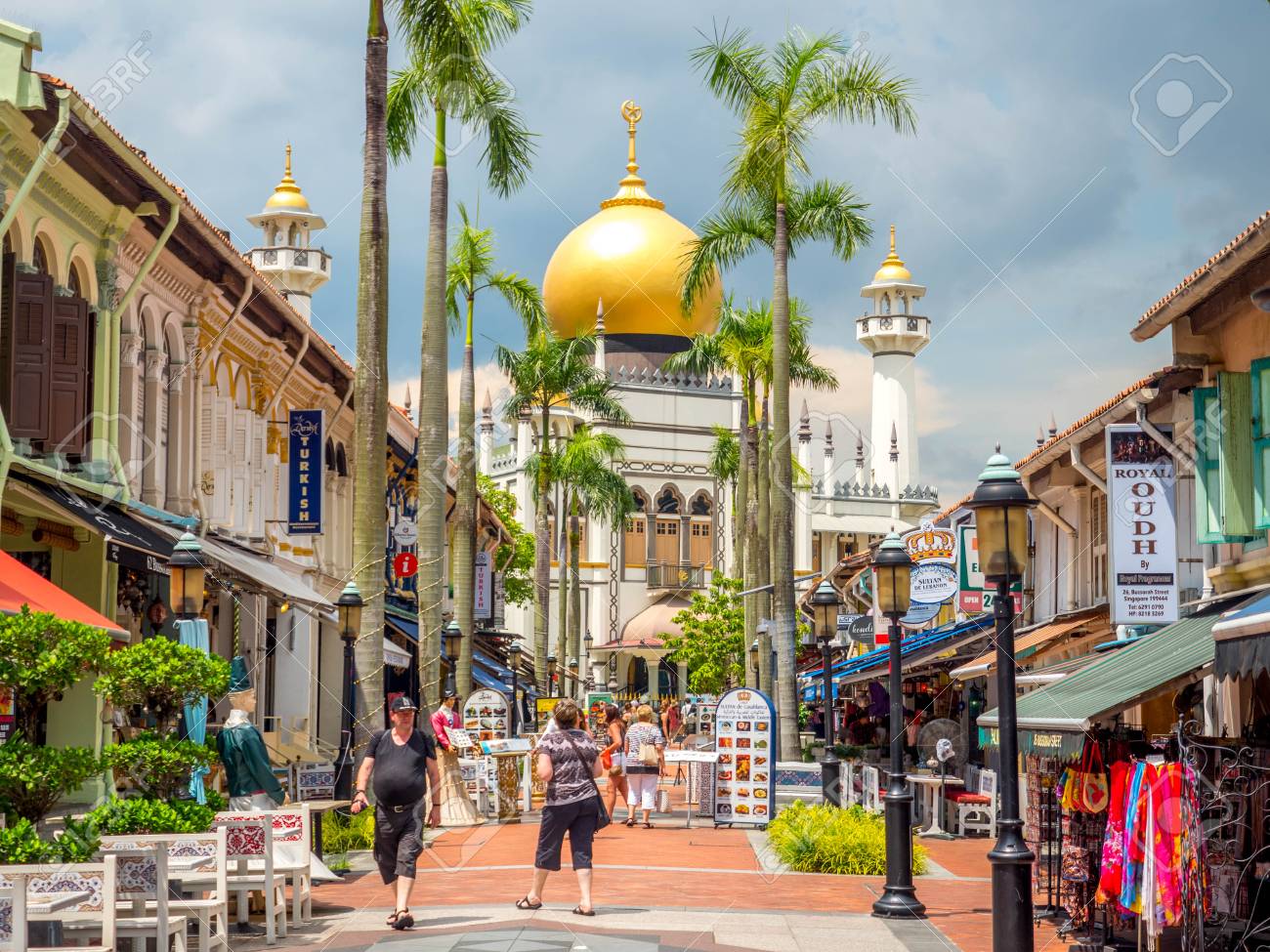 하지 레인, 싱가포르 2018년 11월 26일; Kampong Glam의 Muscat Street에서 Masjid Sultan의 주요  전망. 싱가포르의 무슬림 쿼터(아랍 쿼터)는 인기 있는 관광지입니다. 로열티 무료 사진, 그림, 이미지 그리고 스톡포토그래피.  Image 121728002