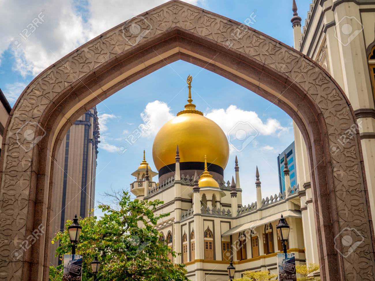 하지 레인, 싱가포르 2018년 11월 26일; Kampong Glam의 Muscat Street에서 Masjid Sultan의 주요  전망. 싱가포르의 무슬림 쿼터(아랍 쿼터)는 인기 있는 관광지입니다. 로열티 무료 사진, 그림, 이미지 그리고 스톡포토그래피.  Image 121728003