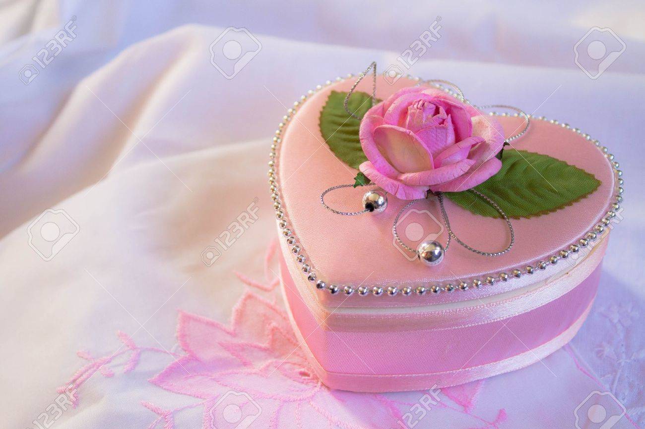 バラの花びら結婚式ハート形ボックス の写真素材 画像素材 Image