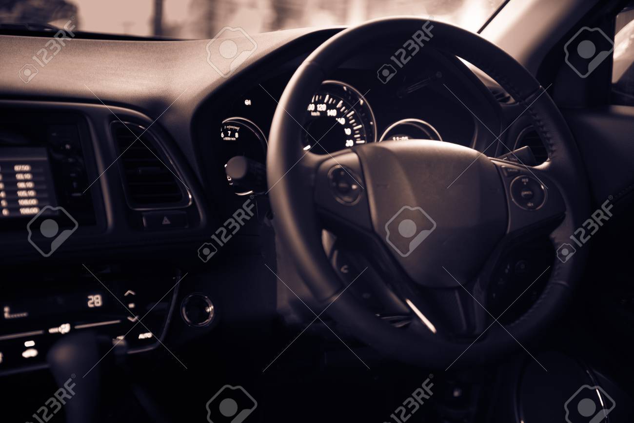 キャビン ギアボックス ステアリング ホイール ダッシュ ボード機能の全体 完全のフロント ガラスにクローズ アップ現代自動車の車 のコンソール表示フロント席と助手席の空間です の写真素材 画像素材 Image
