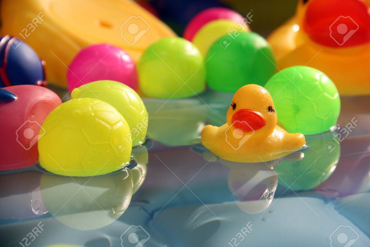 Un Juguete Patito Amarillo Flotando En El Agua Junto Con Bolas De Colores En Una Piscina De Bebé Fotos Retratos Imágenes Y Fotografía De Archivo Libres De Derecho Image 40366953