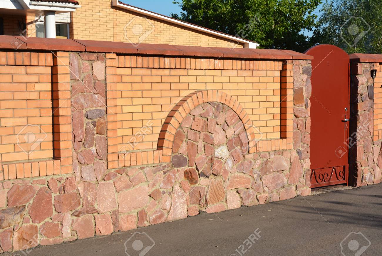 石 レンガ 金属の塀モダンなスタイルのドア装飾的なひびの入った本物の石壁の表面を設計します の写真素材 画像素材 Image