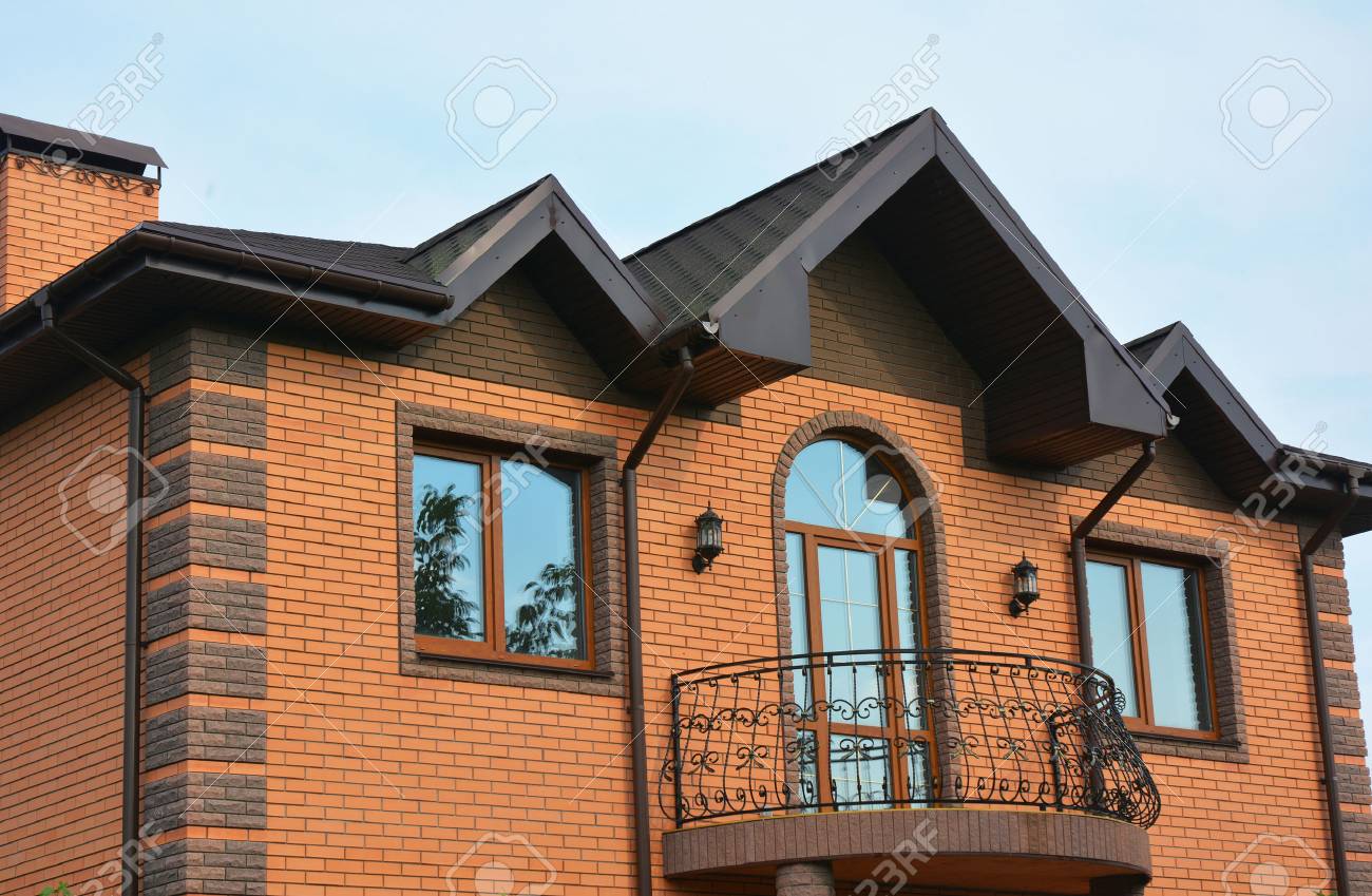住宅屋根のデザインと金属のバルコニーの種類と建設の建物のレンガ の写真素材 画像素材 Image 住宅屋根のデザインと金属のバルコニーの種類と建設の建物のレンガ の写真素材 画像素材 Image