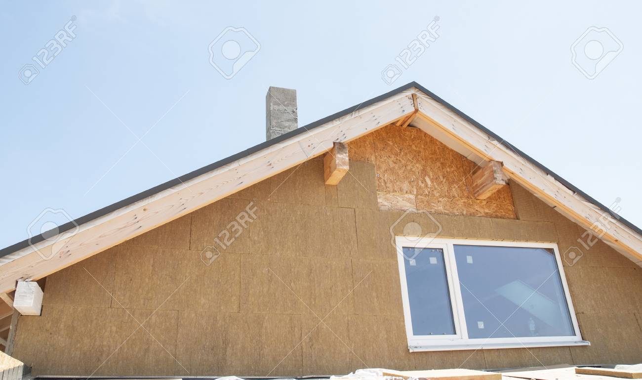 屋根裏断熱材屋外 屋根の断熱材 建物の絶縁材 快適な省エネとエネルギー効率のための建物に追加されます の写真素材 画像素材 Image