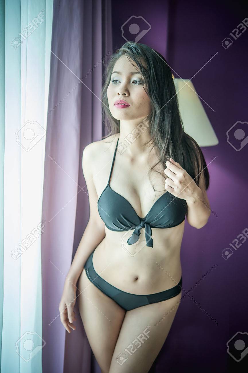 Retrato De Mujer Tailandesa En Ropa Interior Negro Posando En La Ventana En La Habitación De Hotel Fotos, Retratos, Imágenes Fotografía Archivo Libres De Derecho. Image 45485086.