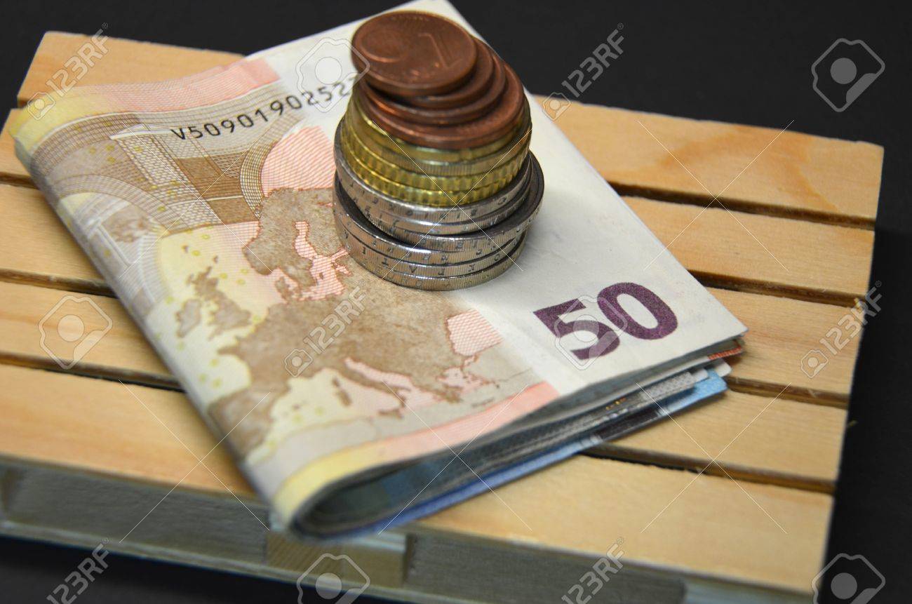 積み上げユーロ紙幣とコインのお金パレット 貯蓄 マクロ写真ヨーロッパ通貨 の写真素材 画像素材 Image