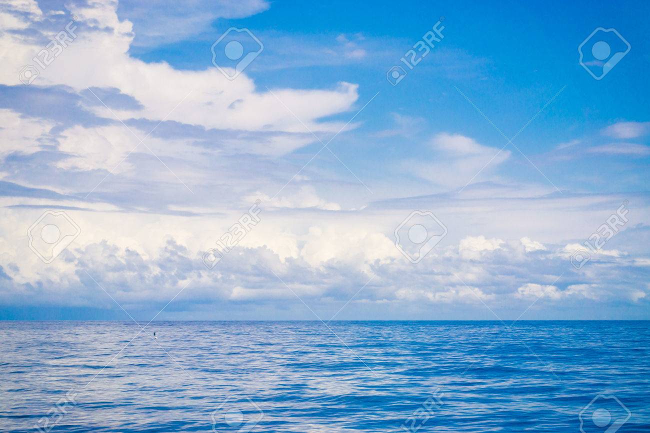 夏の風景海と水と海と空の背景の上の地平線 の写真素材 画像素材 Image