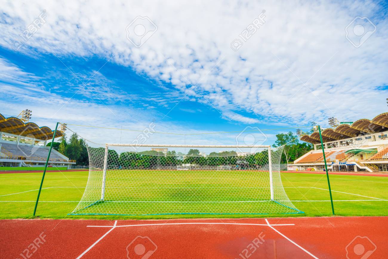 fußballplatz auf grünem gras fußballplatz mit grünem gras am sonnigen tag morgen blauer himmel standardbild 43800778 mit grünem am sonnigen blauer fußballplatz auf grünem gras fußballplatz mit grünem gras am sonnigen tag morgen blauer himmel standardbild 43800778 mit grünem am sonnigen blauer