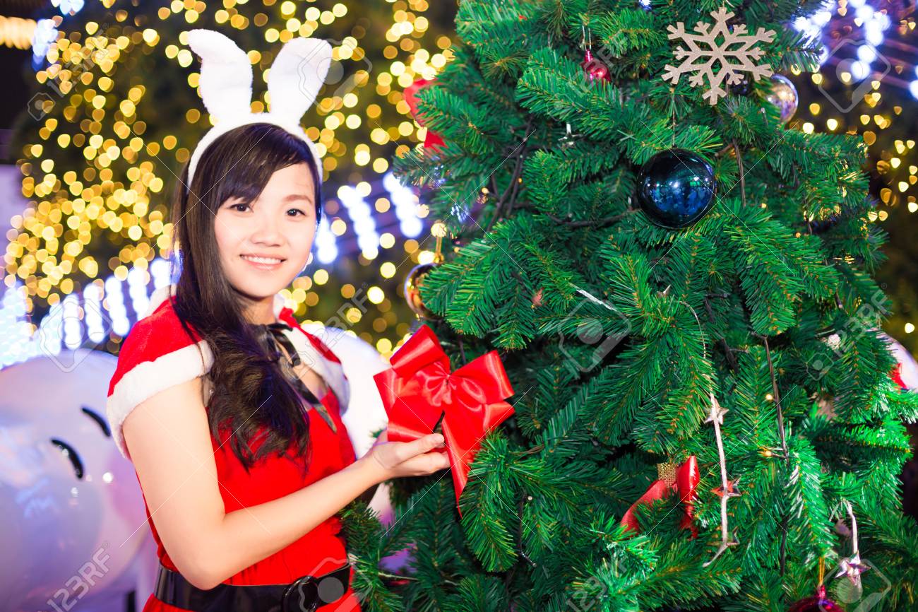 Donna Nella Seduta Rossa Sotto L Albero Di Natale Con I Regali