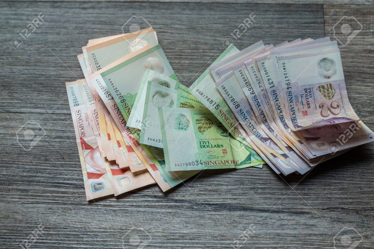 Singapore Currency Spread On Wood Background. Singapore Dollars SGD  免版權照片，圖片，畫像及圖片庫. Image 59822555