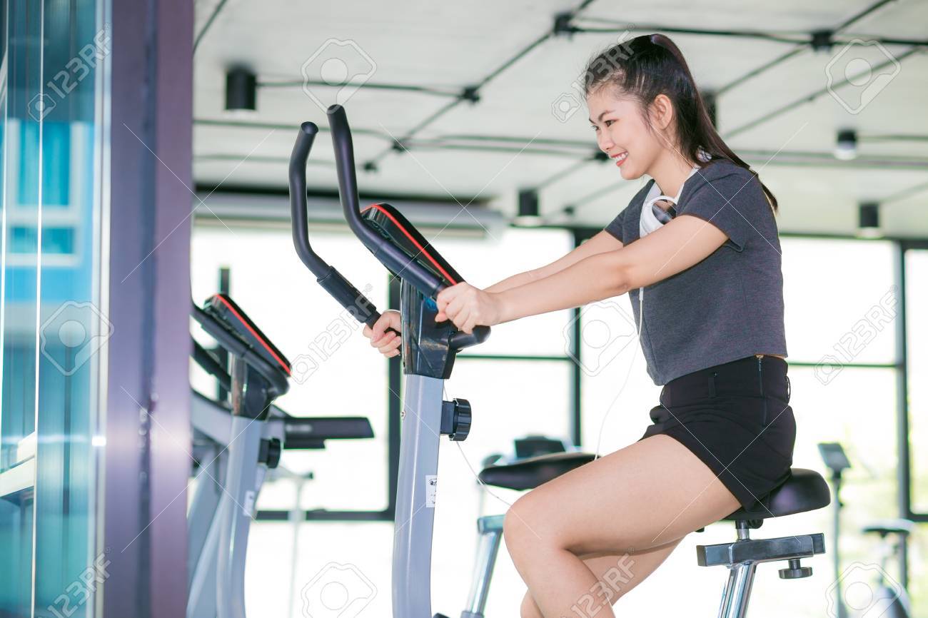 自転車フィットネス クラブのジムで運動フィット アジア美人 の写真素材 画像素材 Image
