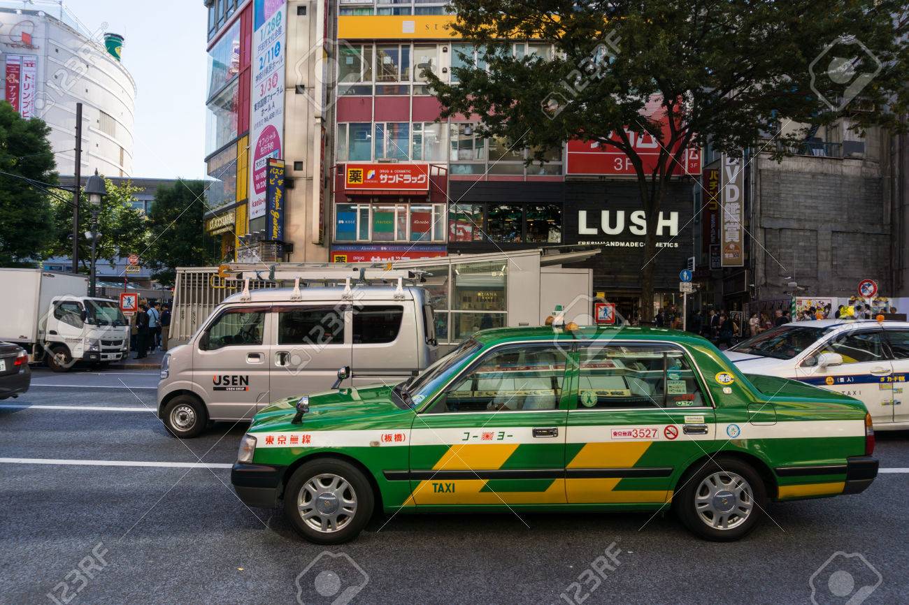 Tokio Japon 24 De Octubre Coche Del Taxi En Shibuya Crossing El 24 De Octubre En Tokio Japon 16 Shibuya Crossing Es Uno De Los Cruces Peatonales Mas Concurridos Del Mundo