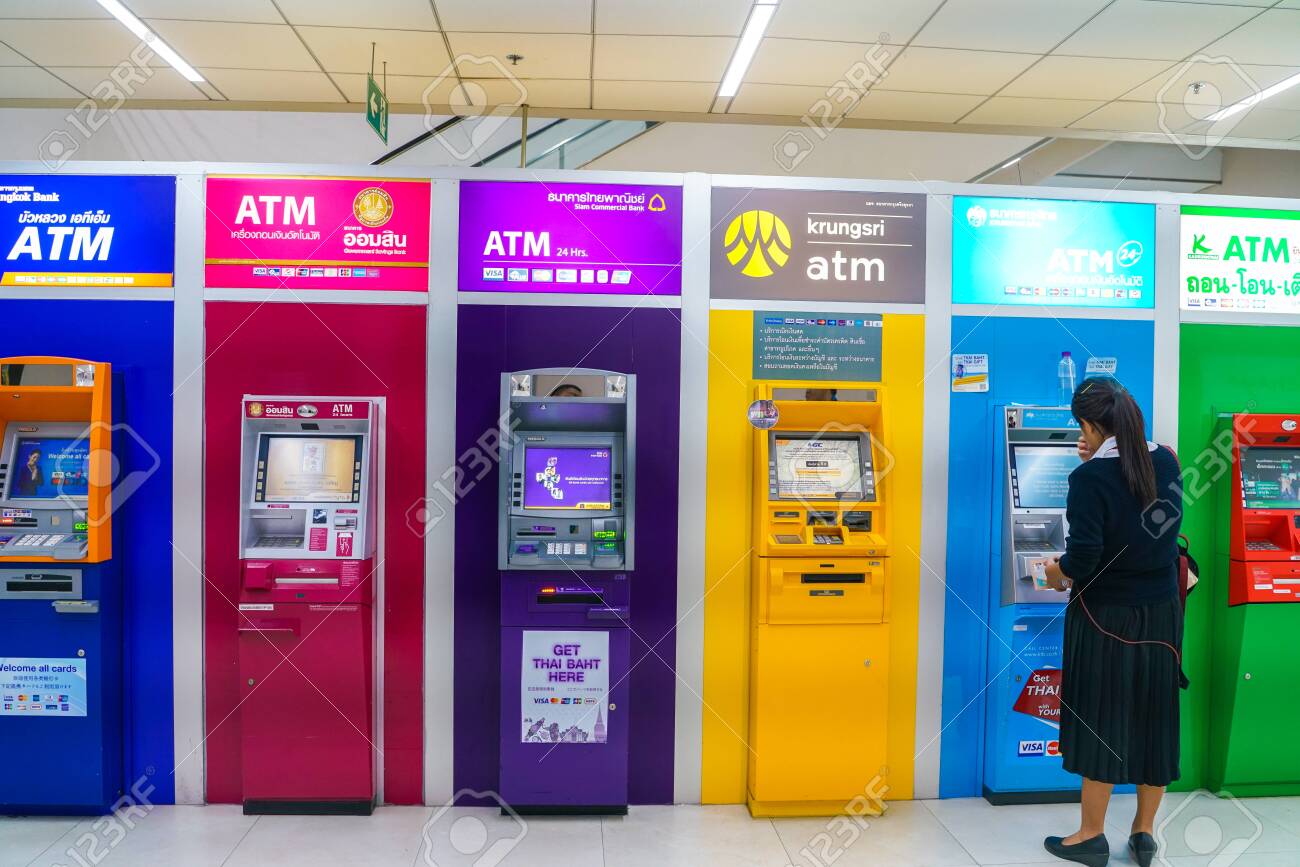 방콕, 태국 - 2019년 7월 12일: 돈므앙 공항에서 ATM(Automated Teller Machines) 다중 뱅킹 서비스를  사용하는 관광객들은 태국 방콕에 서비스를 제공하는 두 개의 국제 공항 중 하나입니다. 로열티 무료 사진, 그림, 이미지 그리고