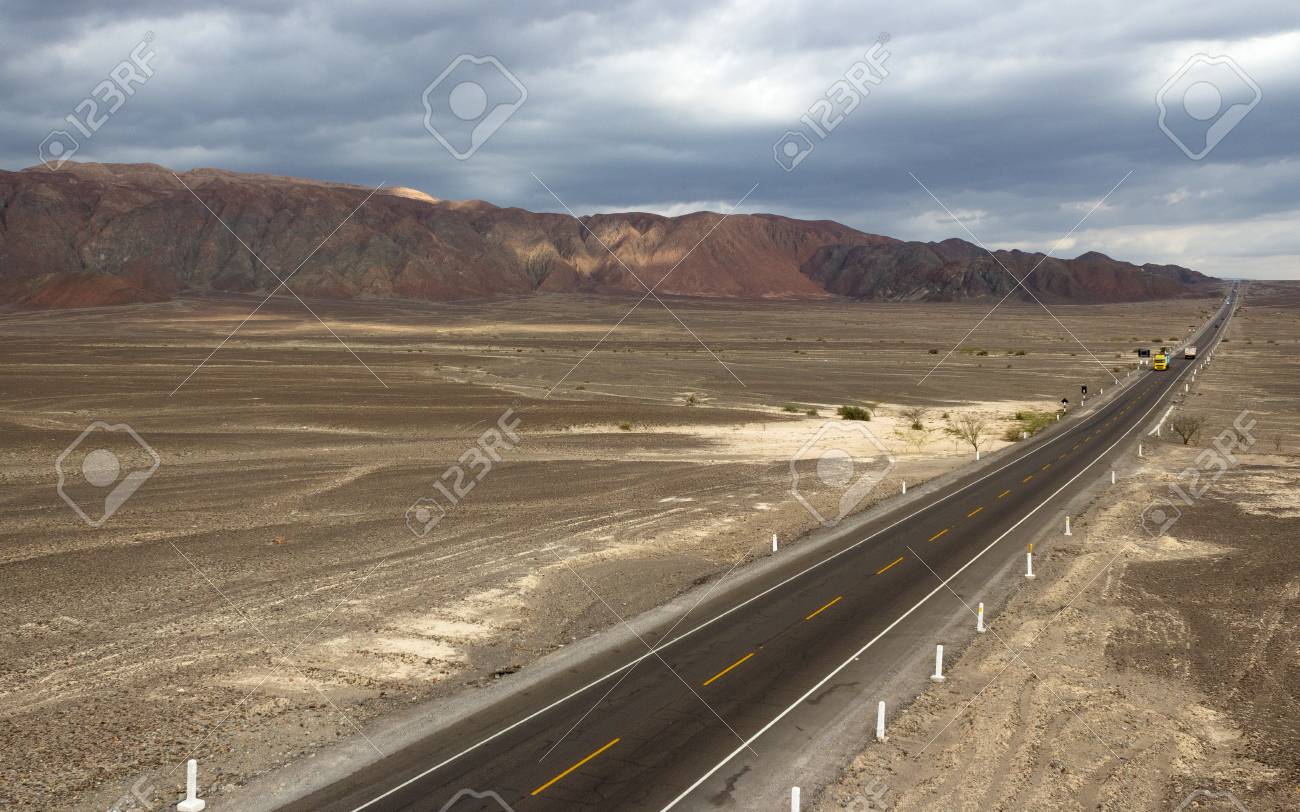 パンアメリカンハイウェイ山脈と砂漠ペルーの眺め の写真素材 画像素材 Image