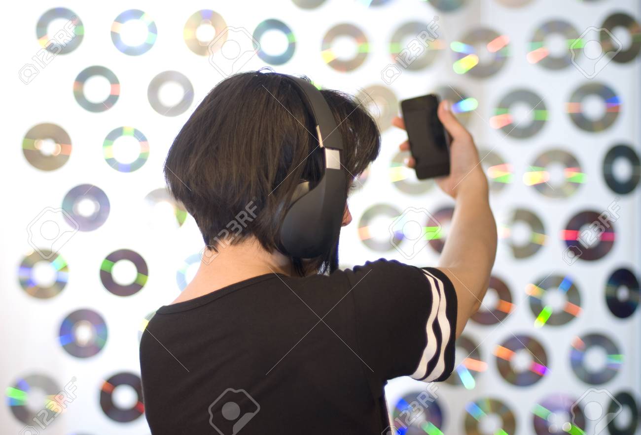 Femme écoutant De La Musique Et Prenant Selfie Téléphone Portable