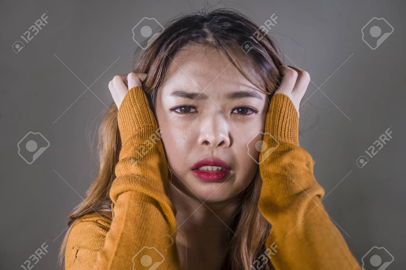 女　苦しむ　表情 