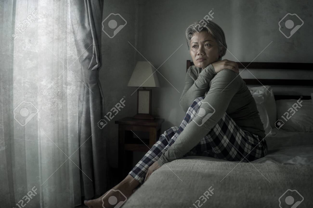 Crisis de dama madura - atractiva mujer de mediana edad con cabello gris triste y deprimida en la cama sintiéndose asustada y sola pensando preocupada por la pandemia del virus covid-19 durante el cierre del hogar - 143868498 Crisis de dama madura - atractiva mujer de mediana edad con cabello gris triste y deprimida en la cama sintiéndose asustada y sola pensando preocupada por la pandemia del virus covid-19 durante el cierre del hogar - 143868498