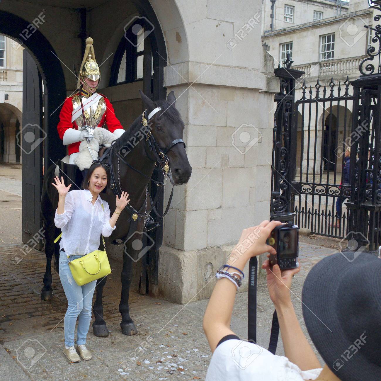 ロンドン イギリス 15 年 8 月 日 人のポーズとホースガーズのロンドン イギリスの建物の入り口に馬に乗って近衛騎兵隊の兵士の前で写真を撮る の写真素材 画像素材 Image
