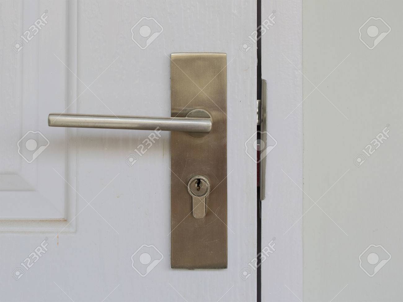 weiße tür lichtausschnitt ein metallknopf auf weiße tür horizontal standardbild 45948526 auf weiße horizontal lizenzfreie fotos bilder weiße tür lichtausschnitt ein metallknopf auf weiße tür horizontal standardbild 45948526 auf weiße horizontal lizenzfreie fotos bilder