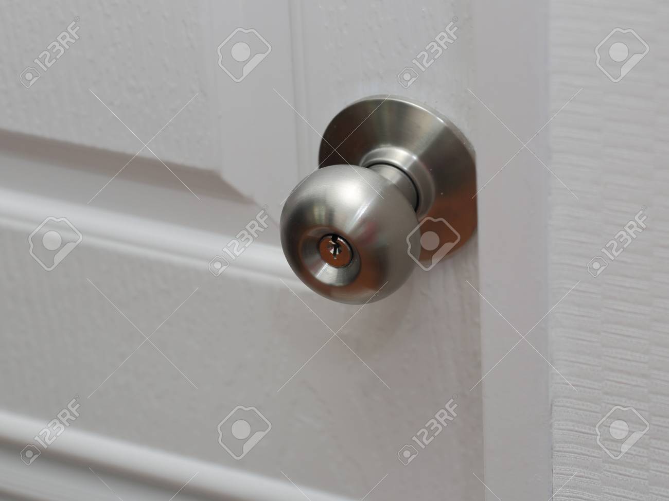ステンレス製のボール ドアノブをクローズ アップ ビュー モダンなドア ノブ の写真素材 画像素材 Image