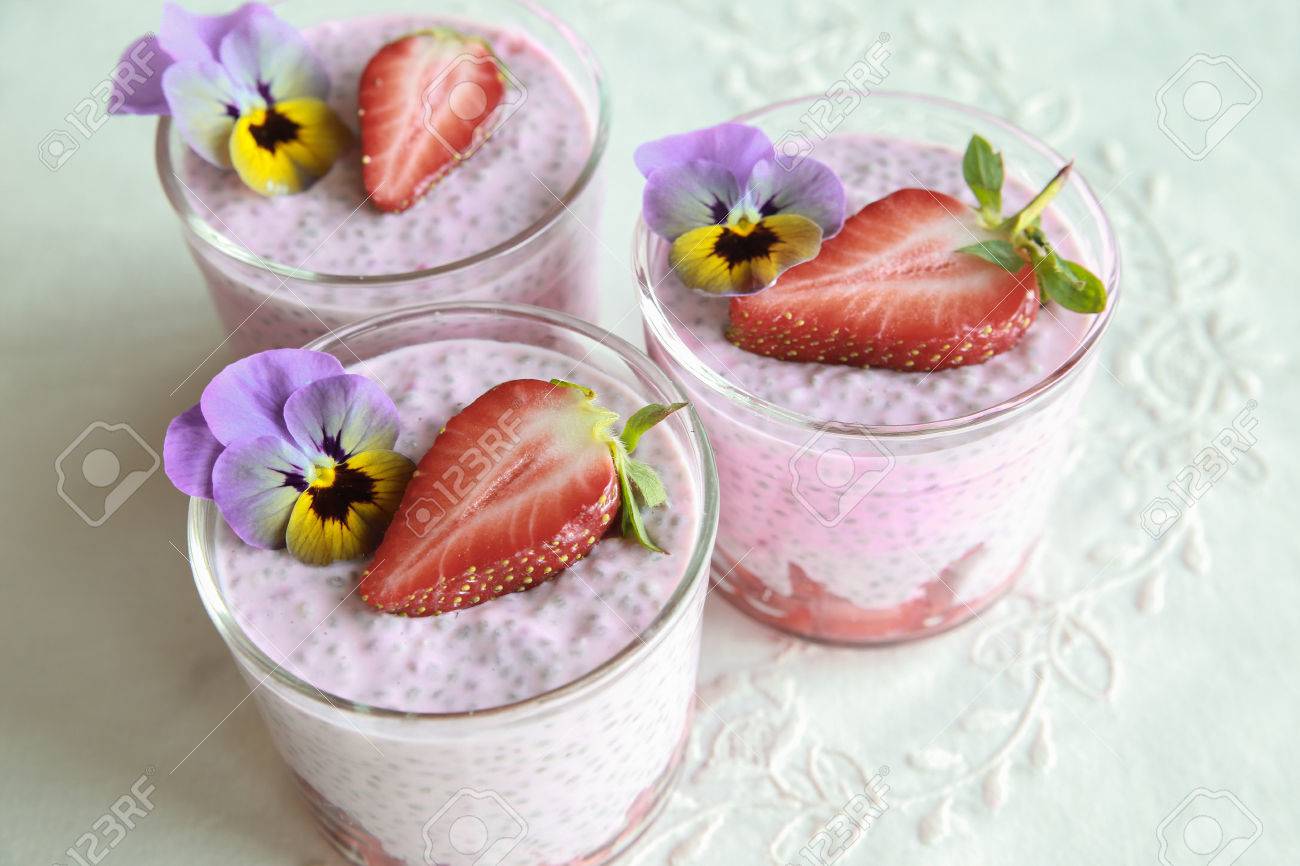 自家製イチゴと食用花ピンク嘉プリン の写真素材 画像素材 Image