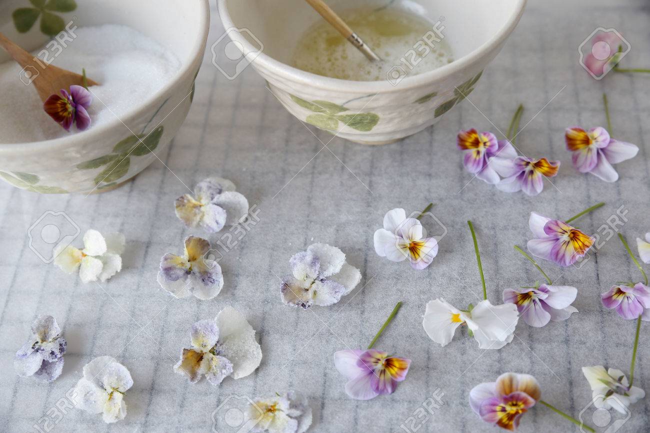 卵白と砂糖を結晶化した砂糖漬けの食用の花 の写真素材 画像素材 Image
