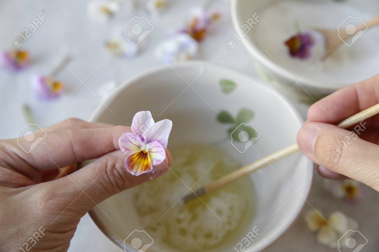 卵白と砂糖を結晶化した砂糖漬けの食用の花 の写真素材 画像素材 Image