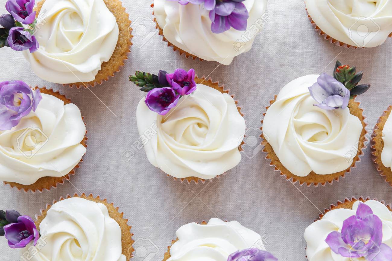 Rose Blume Zuckerguss Vanille Cupcakes Mit Lila Essbaren Blüten Lizenzfreie Fotos Bilder Und Stock Fotografie Image 62647975