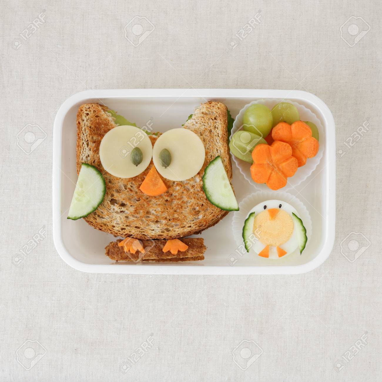 フクロウ ヘルシーなサンドイッチ弁当 子供のための食の芸術を楽しみ の写真素材 画像素材 Image