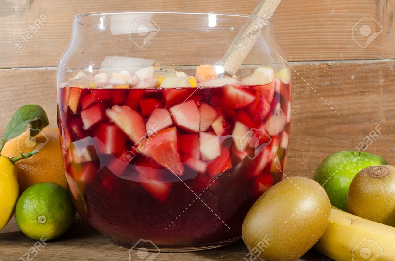 木製の背景にフルーツのサングリア パンチボウル の写真素材 画像素材 Image
