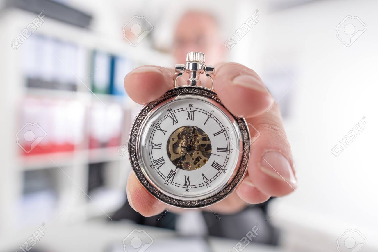 El hombre de negocios que sostiene un reloj de bolsillo Foto de archivo - 47536467