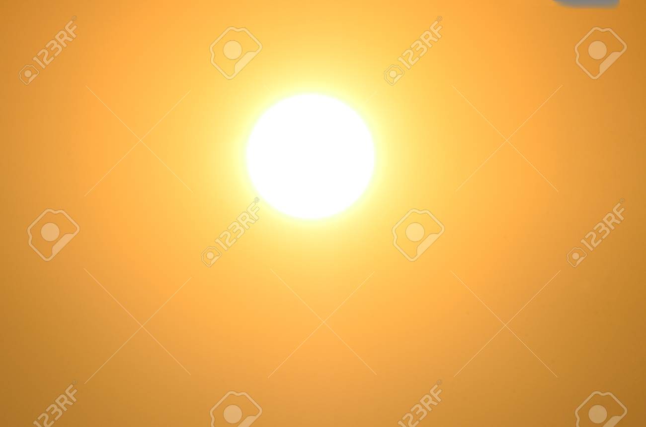 明るい太陽と日の出で温かみのあるオレンジ色の空 の写真素材 画像素材 Image