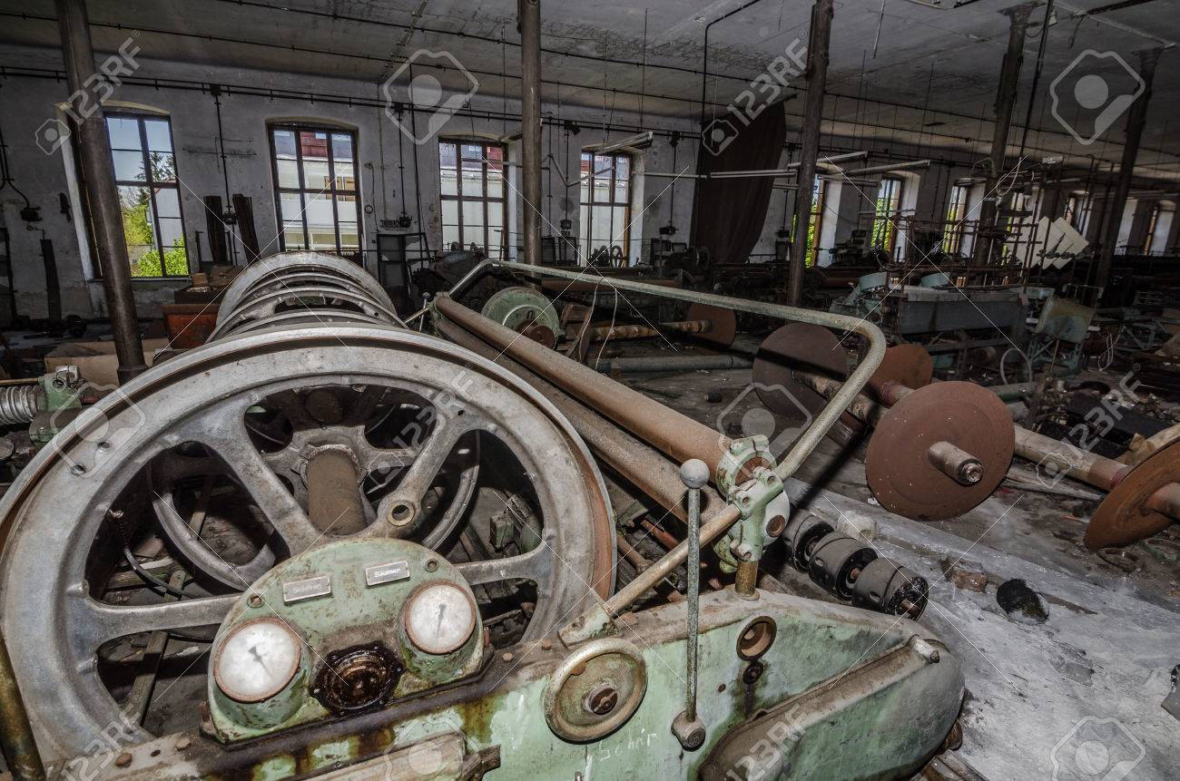 放棄された織物工場で古い機械 の写真素材 画像素材 Image