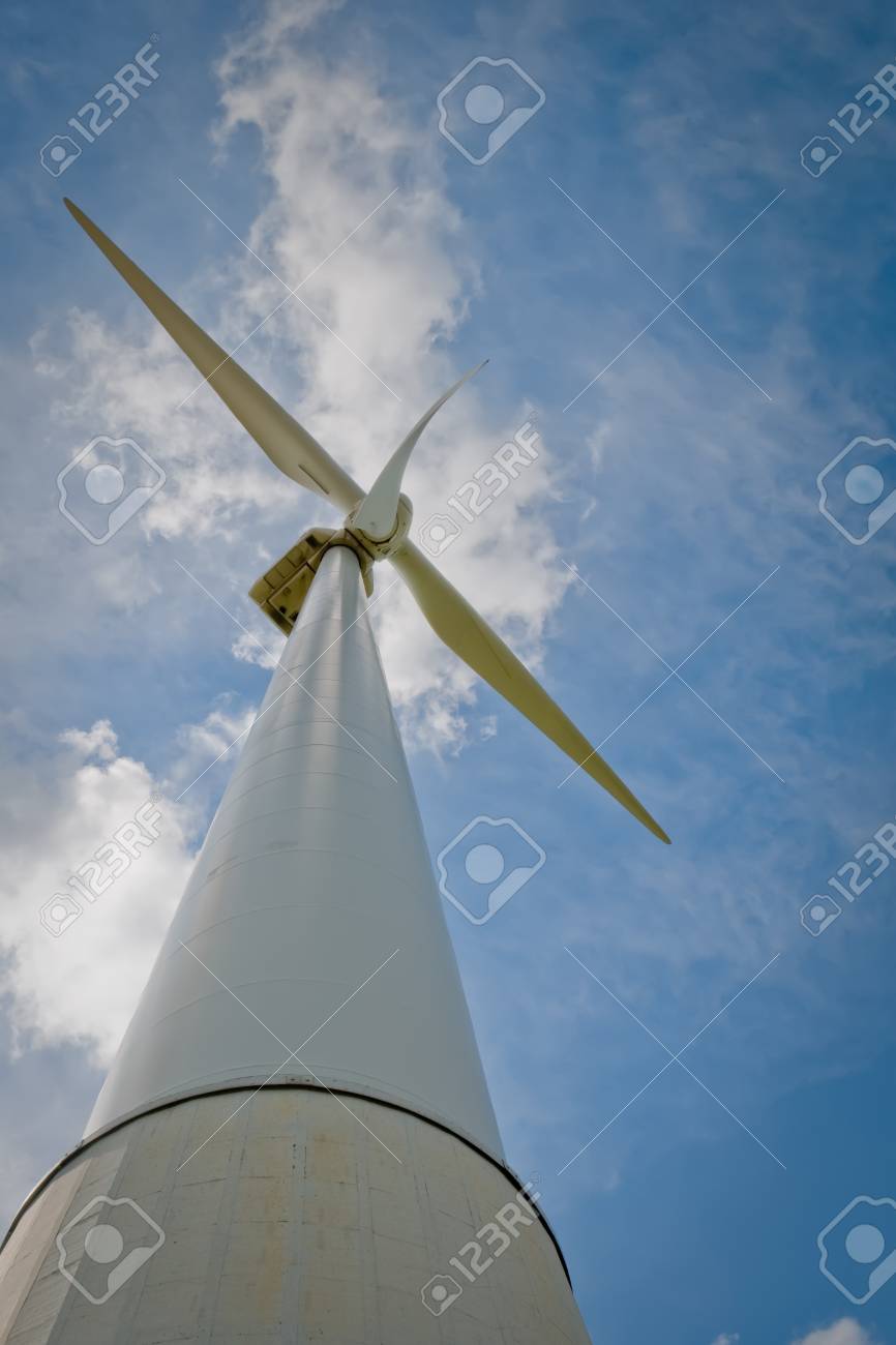 青い曇り空を背景に風力発電ブレード の写真素材 画像素材 Image