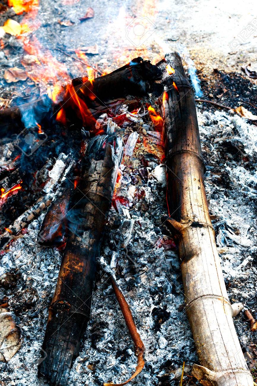 トップ ビュー ショットによって木材 黒い炭 灰や炎から焚き火を閉じます の写真素材 画像素材 Image