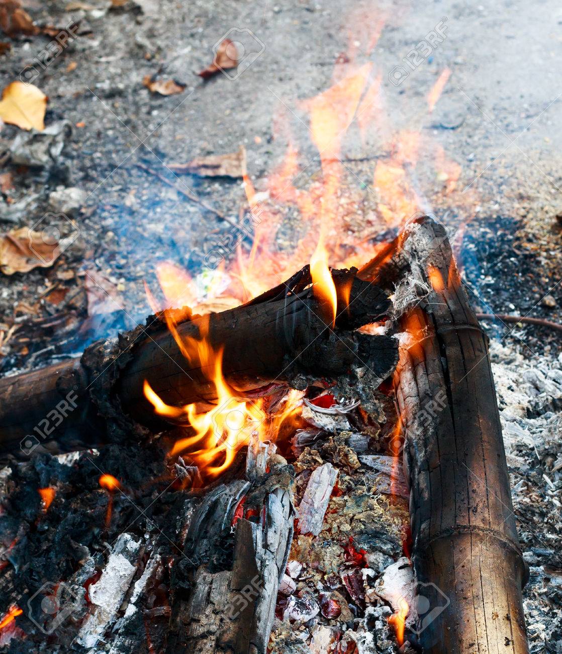 トップ ビュー ショットによって木材 黒い炭 灰や炎から焚き火を閉じます の写真素材 画像素材 Image