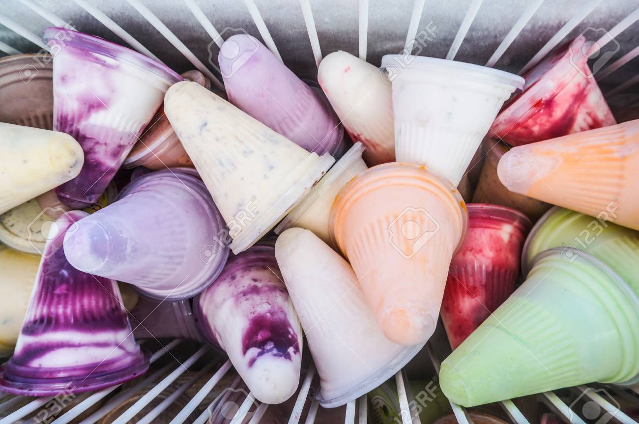 Retro Kühlschrank Vanille : Schokolade vanille und erdbeere eis im kühlschrank lizenzfreie Retro Kühlschrank Vanille : Schokolade vanille und erdbeere eis im kühlschrank lizenzfreie