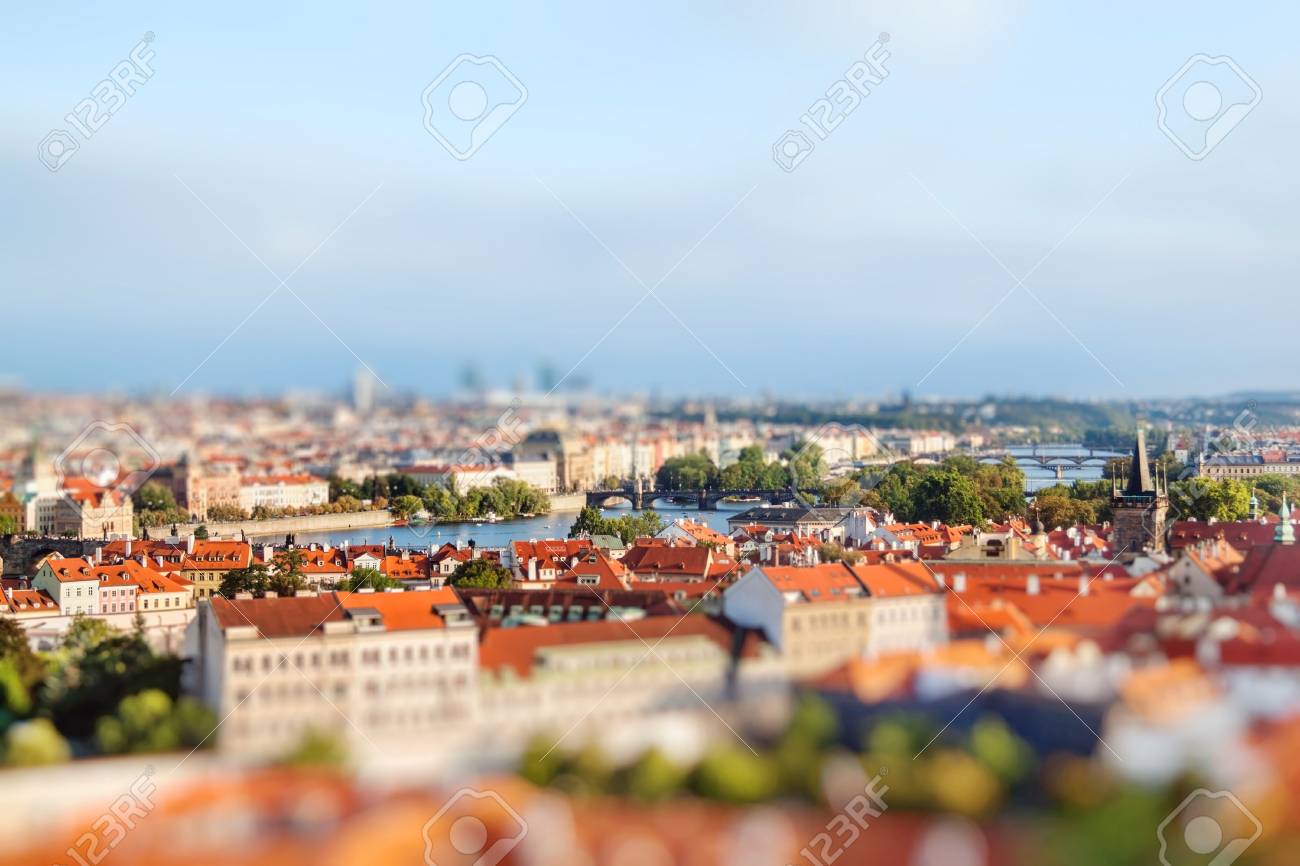 プラハのパノラマ風景 ミニチュア チルトシフト レンズの効果 の写真素材 画像素材 Image