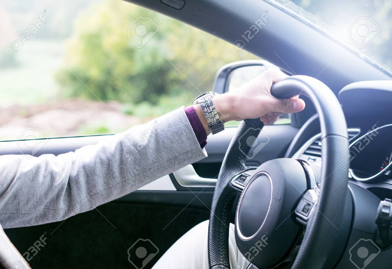 若い 幸せな 車の中のビジネスマン 高価なスポーツカーのそばに立っているスーツを着た男 成功した若者 の写真素材 画像素材 Image