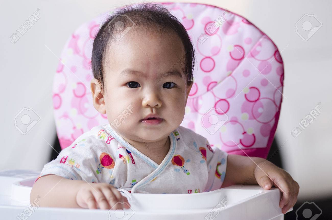 朝食を待っているかわいい赤ちゃん女の子 の写真素材 画像素材 Image